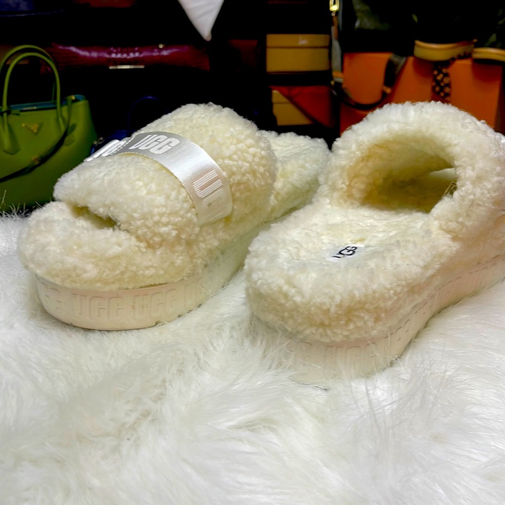 Crème UGG slippers